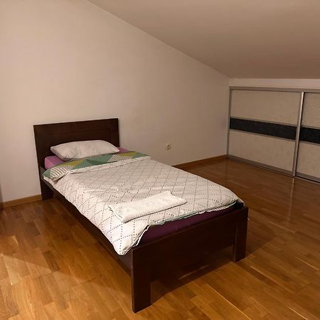 Rooms Near The Airport SJJ Exterior foto